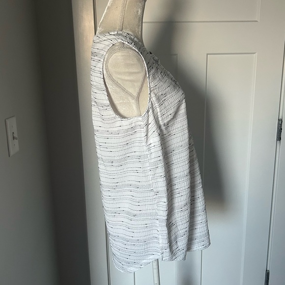 Liz Claiborne Black and White Sleeveless Blouse - Picture 2 of 7
